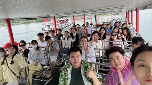 坐船合影